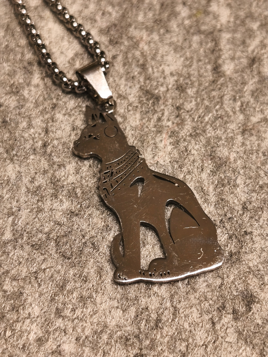 Sitzende Ägyptische Katze mit einer Kette, Silber oder Goldfarben