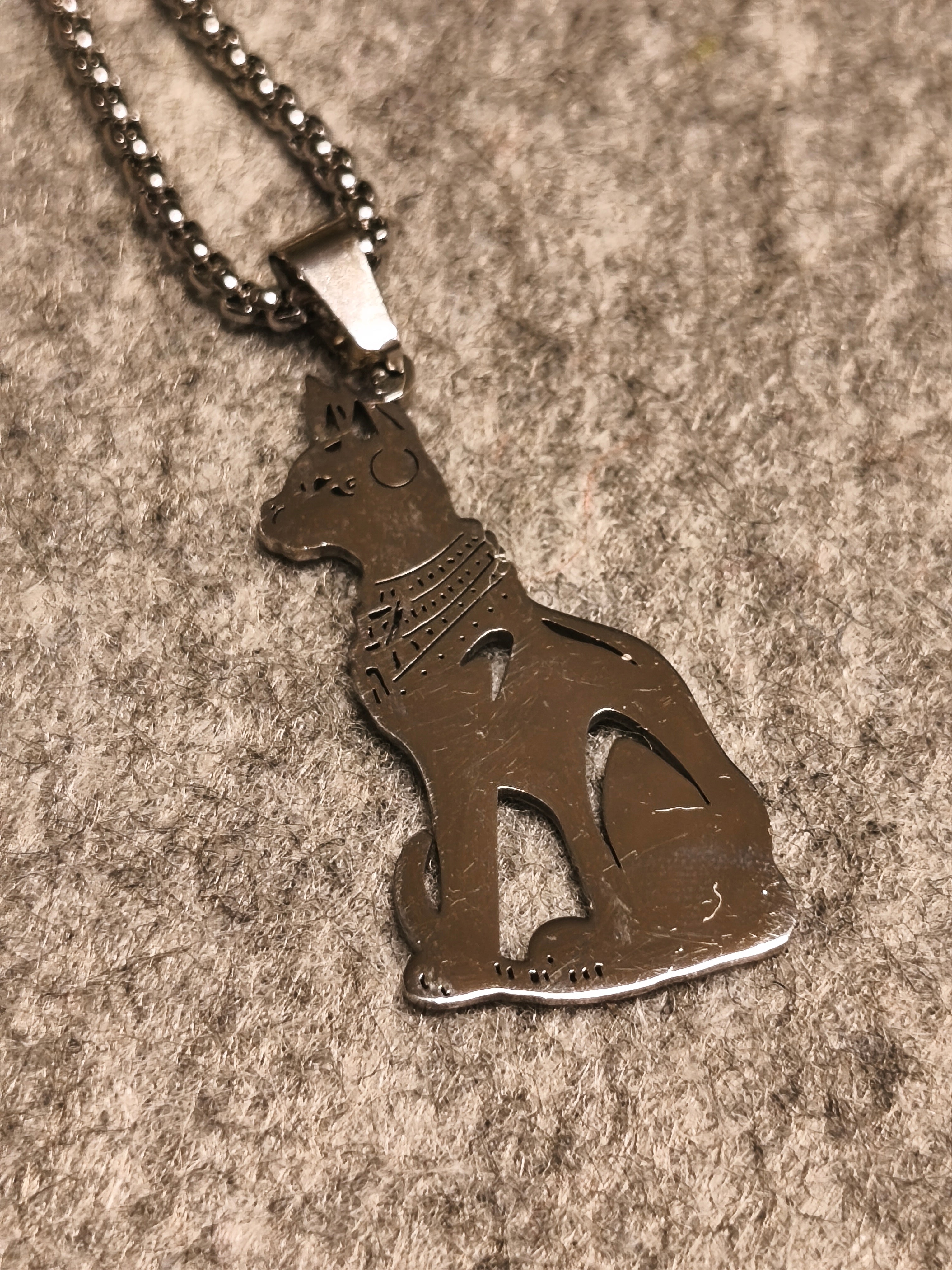 Sitzende Ägyptische Katze mit einer Kette, Silber oder Goldfarben