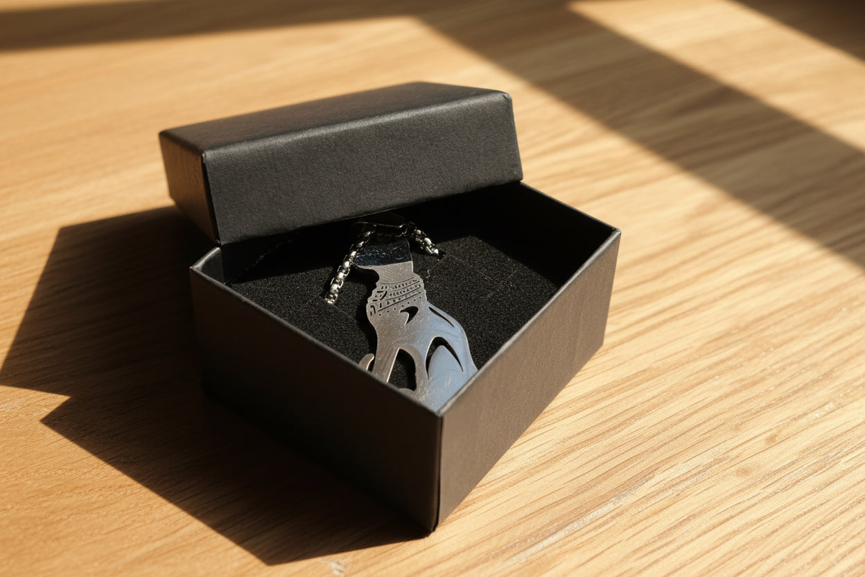 Sitzende Ägyptische Katze mit einer Kette, Silber oder Goldfarben