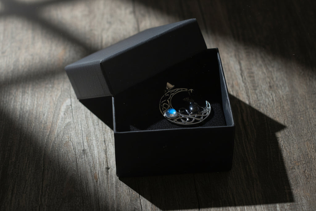 Schwarze Katze im Mond, Halskette