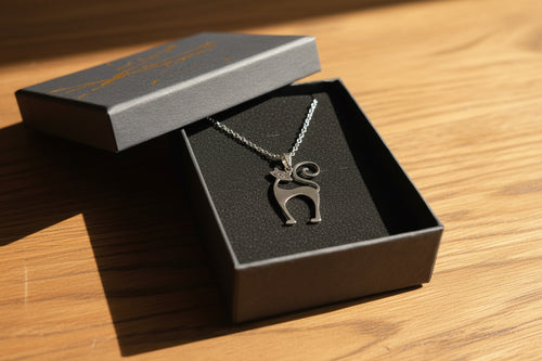 Freche Katze an einer Kette, Edelstahl