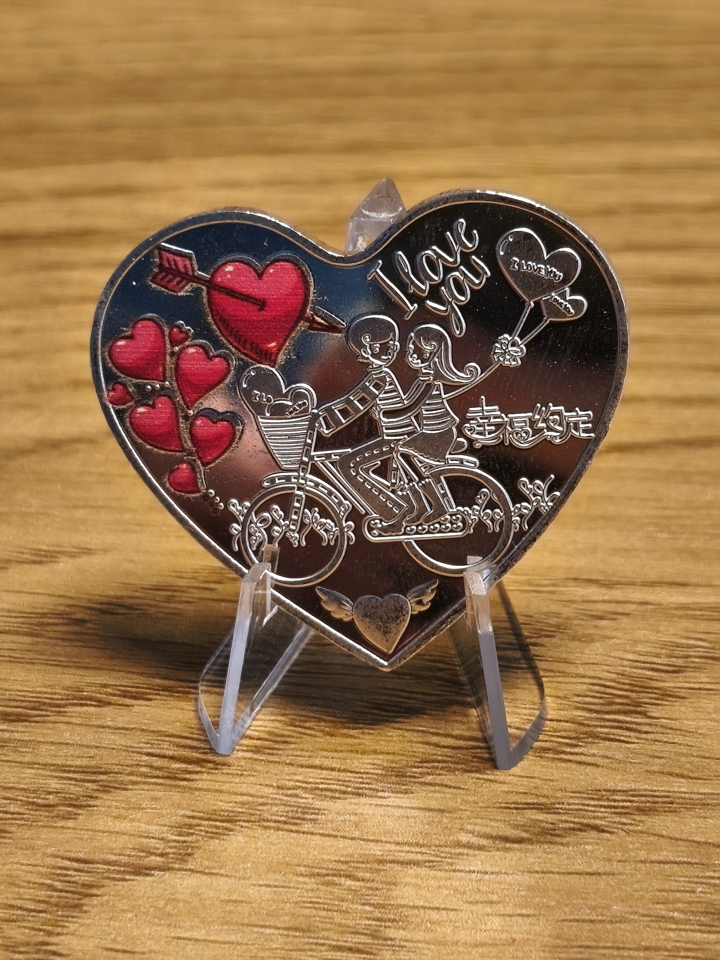 Herzmünze - silberfarben mit Liebesmotiven