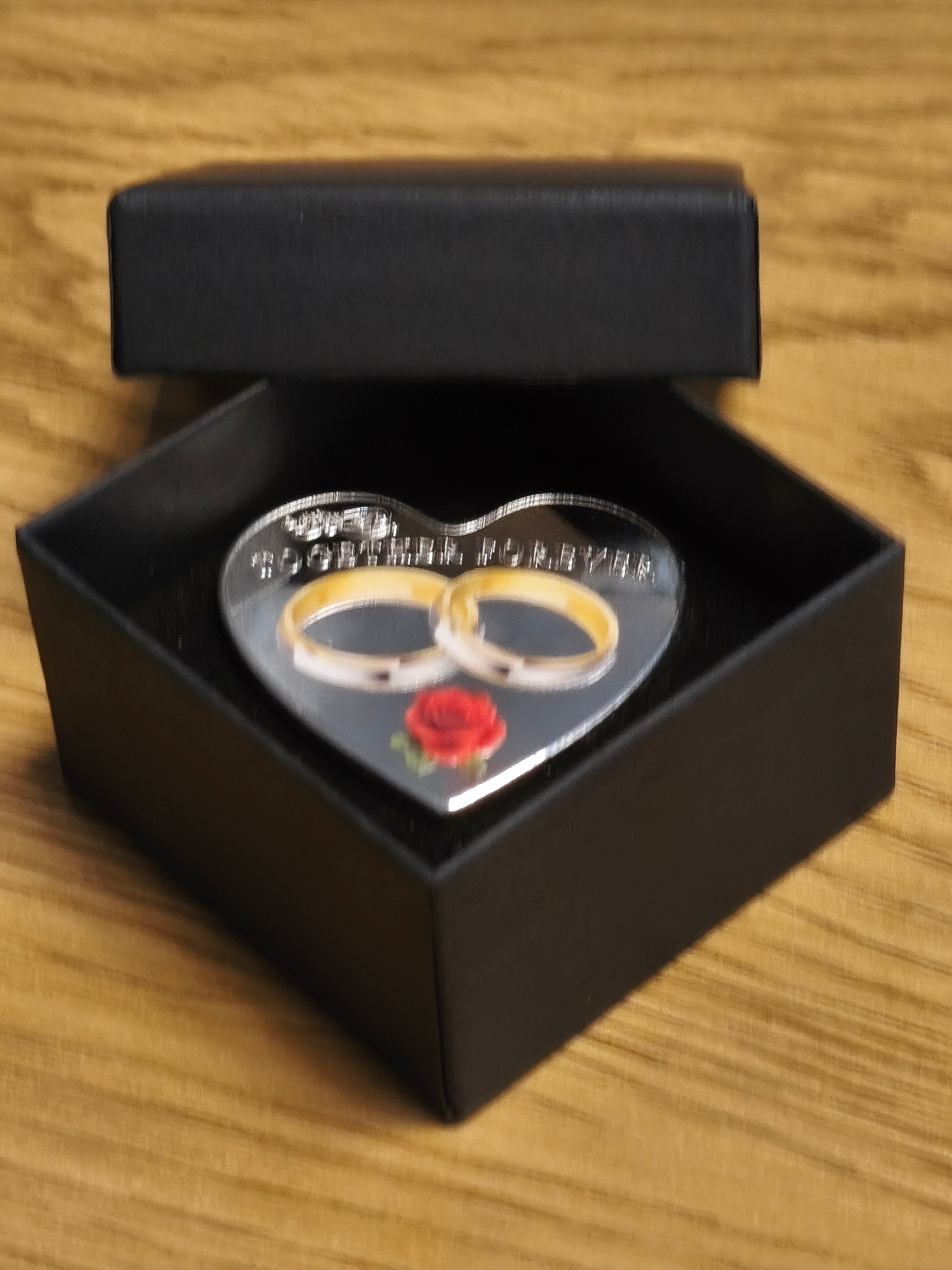 Herzmünze - silberfarben mit Liebesmotiven