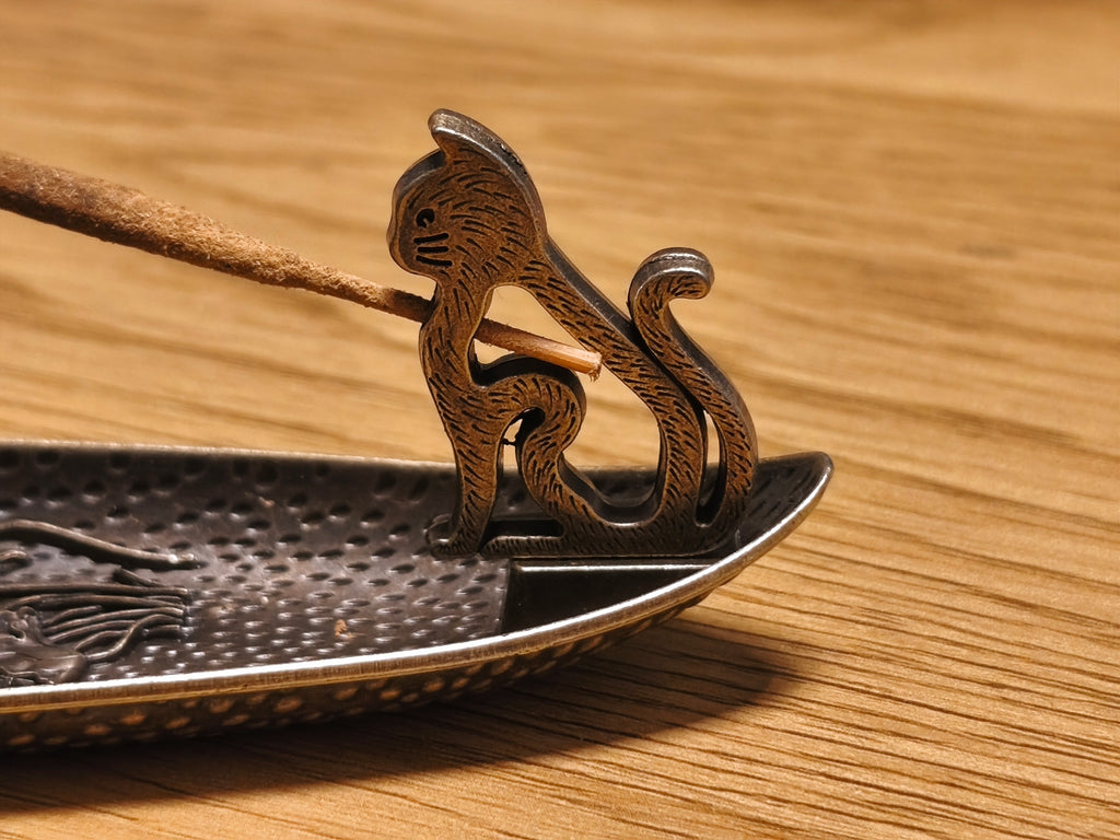 Halter für Räucherstäbchen, Katze im Boot beim Angeln