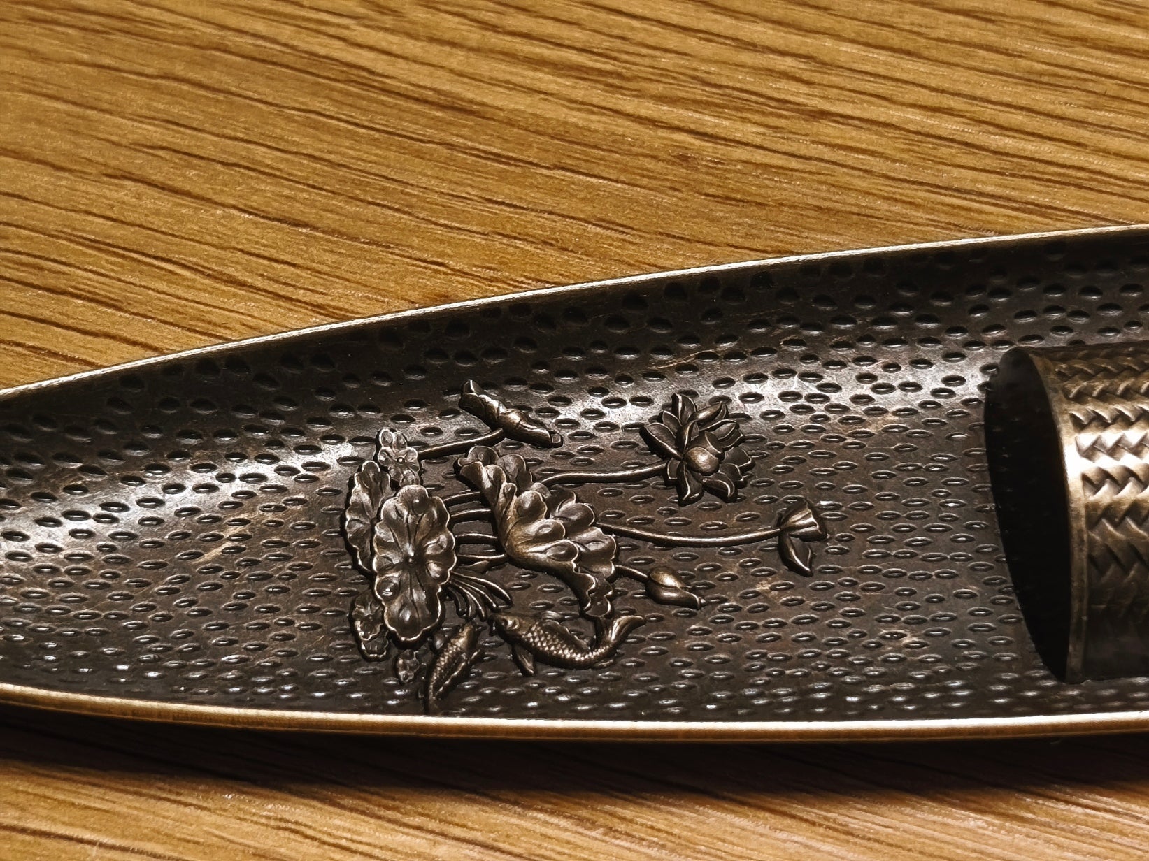 Halter für Räucherstäbchen, Katze im Boot beim Angeln