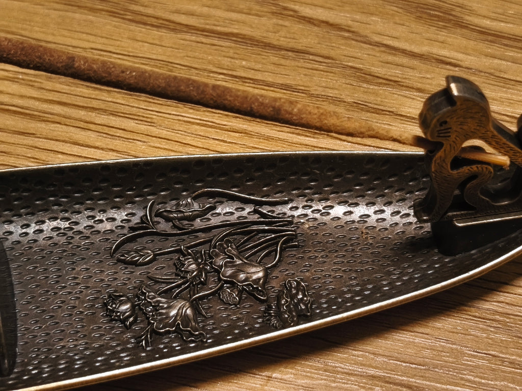 Halter für Räucherstäbchen, Katze im Boot beim Angeln